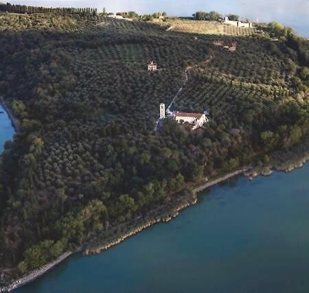 Isola Polvese Resort Castiglione del Lago Bagian luar foto